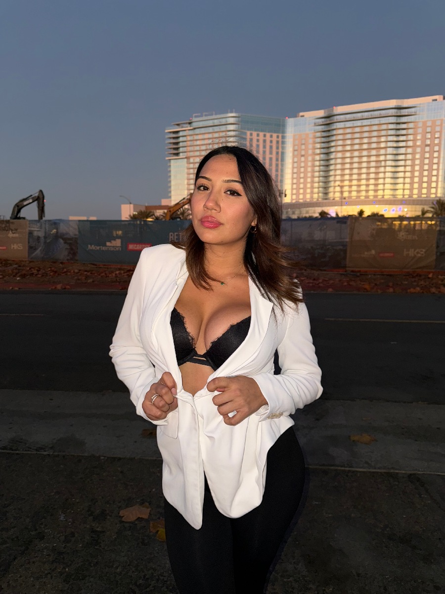 Take a pause and enjoy Ali Cruz — streaming from Uberlandia