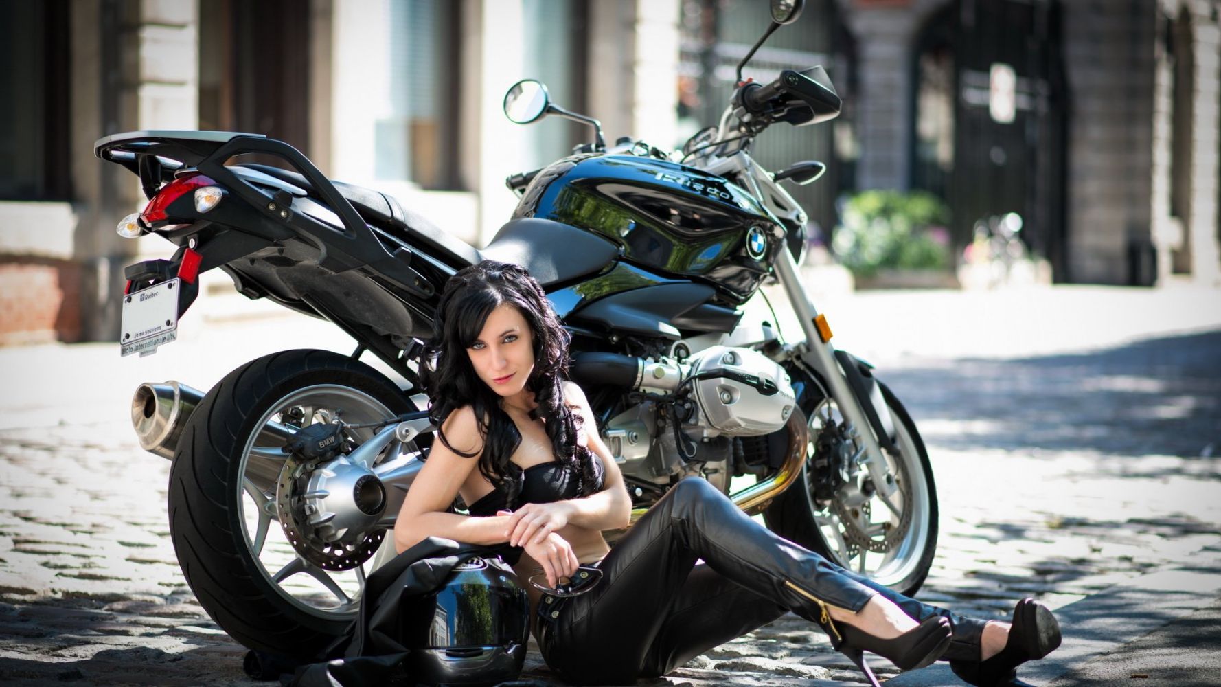 European women on bikes in Uberlandia