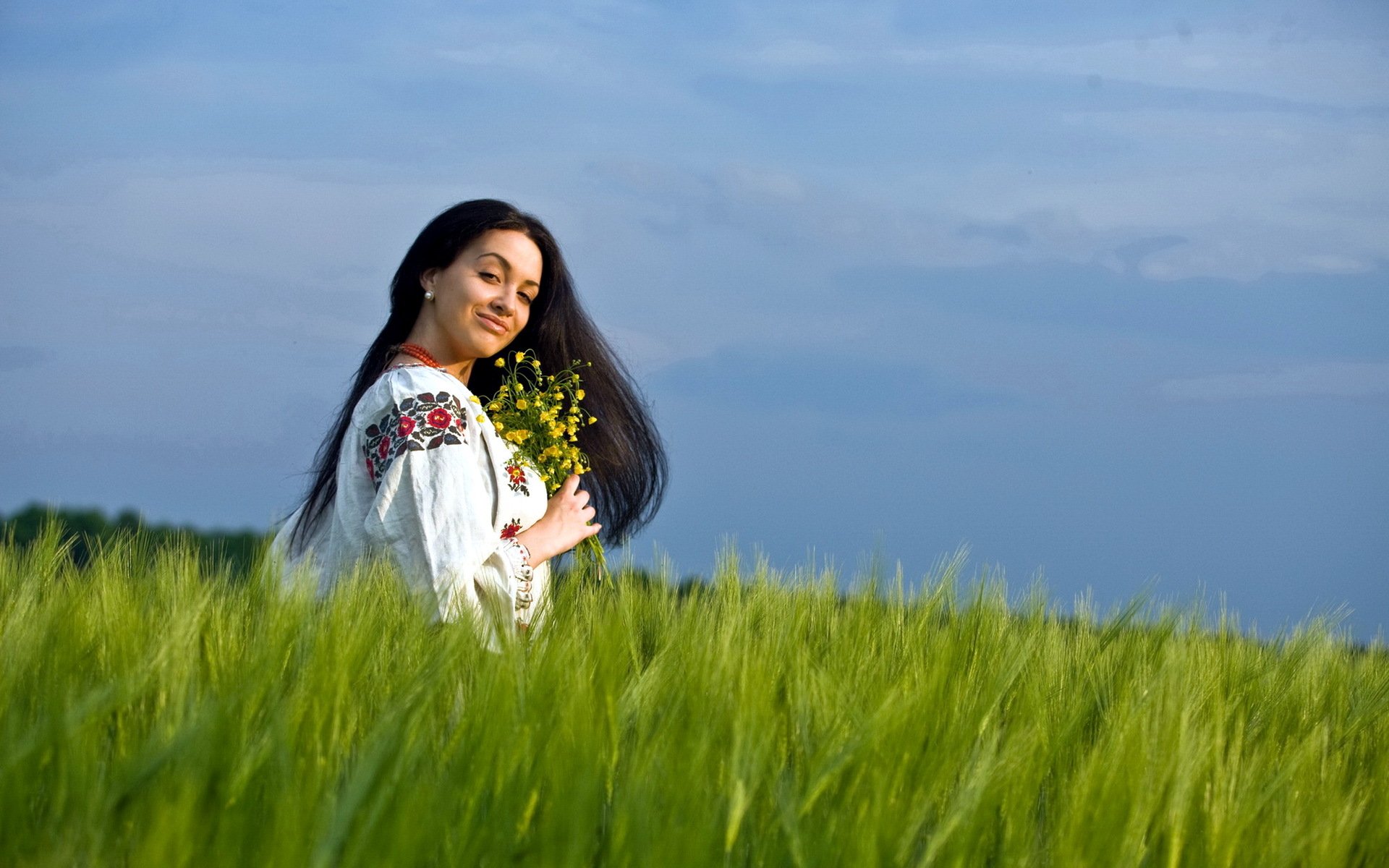 Girls in Slavic costumes in Uberlandia