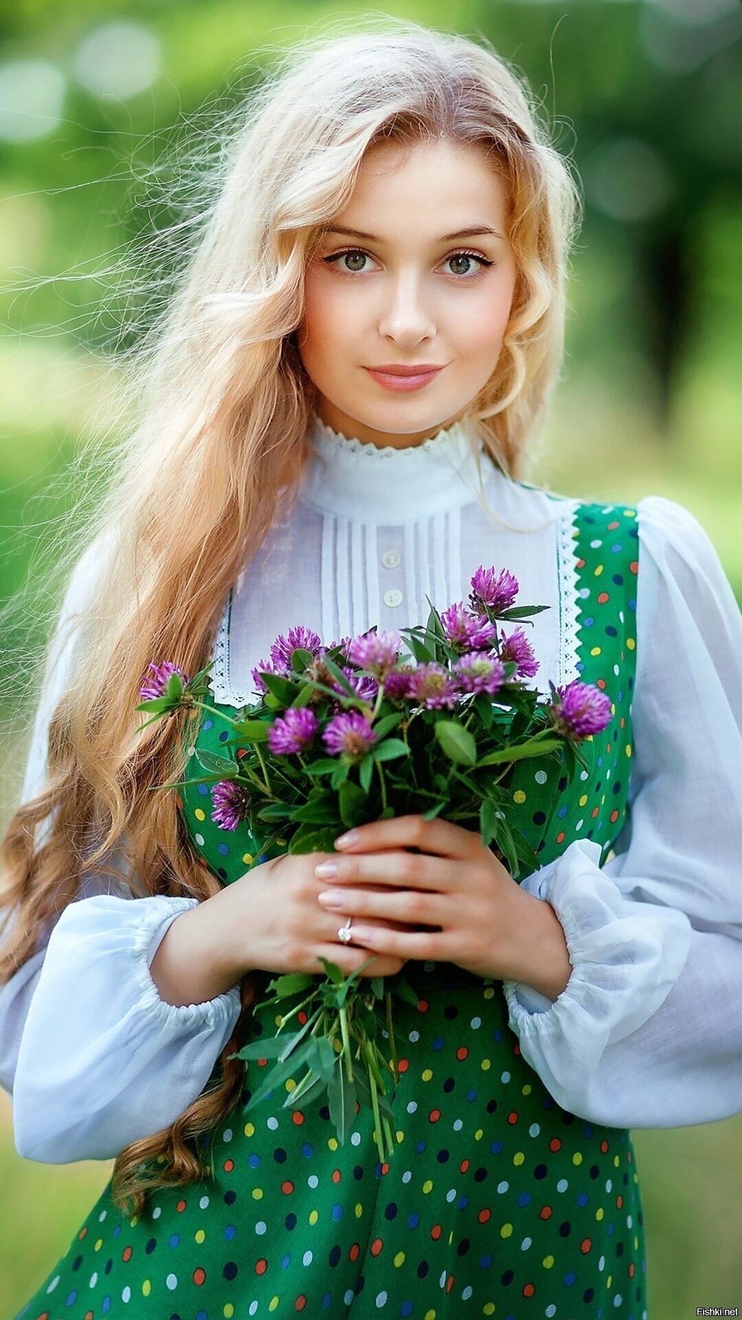 Girls in Slavic costumes in Uberlandia