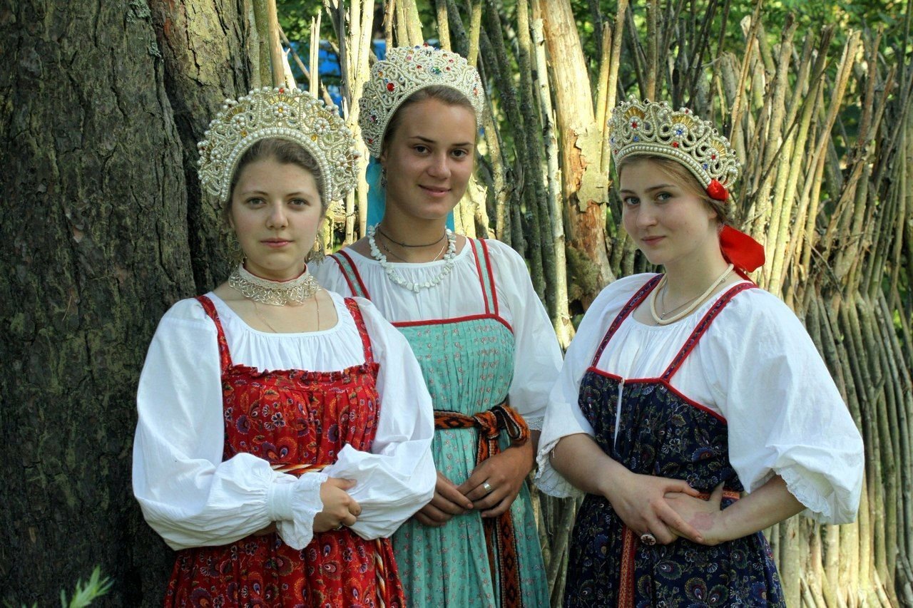 Sexy model Girls in Slavic costumes in Uberlandia